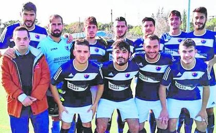 Lechuga (en la fila de abajo, segundo por la derecha) posa en un once del Campana. Lechuga (en la fila de abajo, segundo por la derecha) posa en un once del Campana.