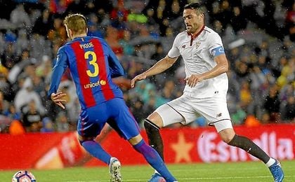 Iborra presiona a Piqué en un lance del partido. Iborra presiona a Piqué en un lance del partido.