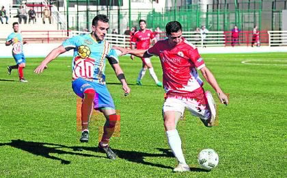 Jesús Blanco (izquierda) presiona a un rival del San Roque en un lance del encuentro disputado en el Manolo Mesa en la presente temporada. Jesús Blanco (izquierda) presiona a un rival del San Roque en un lance del encuentro disputado en el Manolo Mesa en la presente temporada.