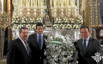 El Betis ha realizado la ofrenda floral a Hermandad de Santa Genoveva. El Betis ha realizado la ofrenda floral a Hermandad de Santa Genoveva.