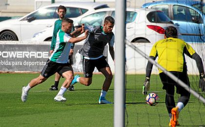 Ceballos pugna un balón con Durmisi. Ceballos pugna un balón con Durmisi.