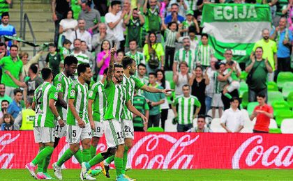 El plantel verdiblanco celebra el tanto del utrerano Dani Ceballos, el pasado domingo en el Villamarín ante el Eibar. El plantel verdiblanco celebra el tanto del utrerano Dani Ceballos, el pasado domingo en el Villamarín ante el Eibar.