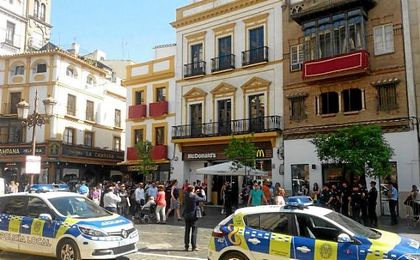 Retirados los veladores de La Campana Retirados los veladores de La Campana