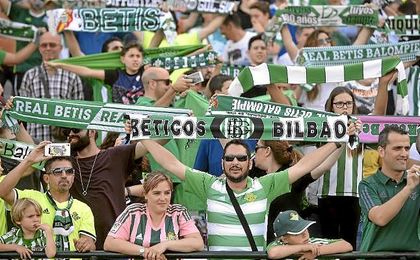 Partido de la Liga Santander disputado entre Betis y Eibar. En la imagen, aficionados del Betis. Partido de la Liga Santander disputado entre Betis y Eibar. En la imagen, aficionados del Betis.