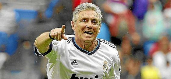 Santillana no quiere que el Madrid se confíe. Santillana no quiere que el Madrid se confíe.