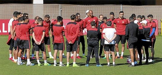 Sampaoli da una charla a sus jugadores antes del comienzo de un entrenamiento. Sampaoli da una charla a sus jugadores antes del comienzo de un entrenamiento.