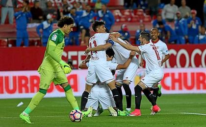 Los jugadores del Sevilla celebran el primer gol de Ganso. Los jugadores del Sevilla celebran el primer gol de Ganso.