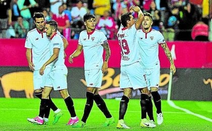 Ganso celebra uno de sus goles ante el Granada. Ganso celebra uno de sus goles ante el Granada.