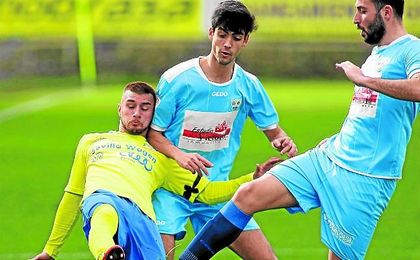 Reina (centro) en un lance del Coria-Lebrijana disputado en la presente temporada. Reina (centro) en un lance del Coria-Lebrijana disputado en la presente temporada.