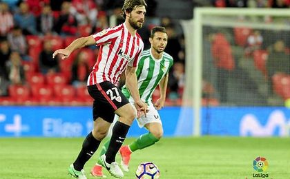 Yeray conduce el balón ante la mirada de Rubén Castro. Yeray conduce el balón ante la mirada de Rubén Castro.