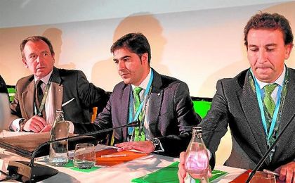 Ernesto Sanguino, a la izquierda, junto a Ángel Haro y José Miguel López Catalán. Ernesto Sanguino, a la izquierda, junto a Ángel Haro y José Miguel López Catalán.