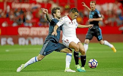 Ben Yedder protege el balón en un lance del partido. Ben Yedder protege el balón en un lance del partido.