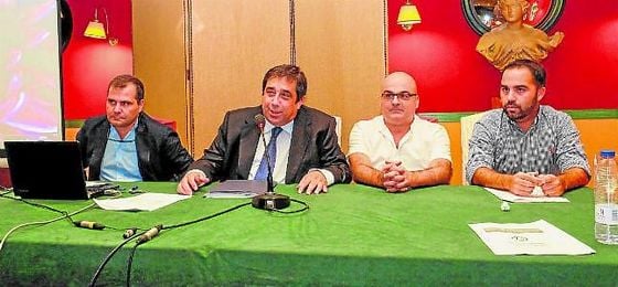 José Tirado, segundo comenzando por la izquierda, durante una reciente asamblea de Por Nuestro Betis, plataforma que preside. José Tirado, segundo comenzando por la izquierda, durante una reciente asamblea de Por Nuestro Betis, plataforma que preside.