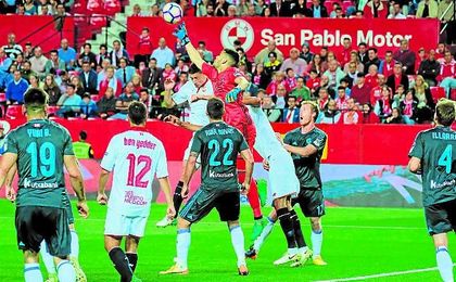 La defensa realista y el meta Rulli anularon cualquier atisbo de peligro sevillista desde la esquina. La defensa realista y el meta Rulli anularon cualquier atisbo de peligro sevillista desde la esquina.