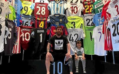 El argentino muestra su colección de camisetas. El argentino muestra su colección de camisetas.