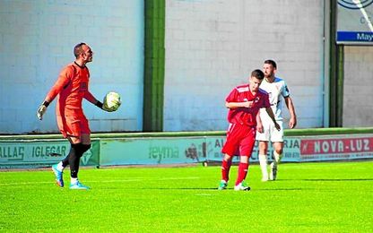 El meta loreño Isaac se dispone a sacar de puerta en el pasado Pozoblanco-Lora (2-0). El meta loreño Isaac se dispone a sacar de puerta en el pasado Pozoblanco-Lora (2-0).