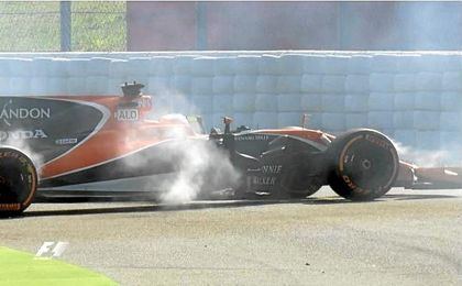 El coche de Alonso vuelve a romperse El coche de Alonso vuelve a romperse
