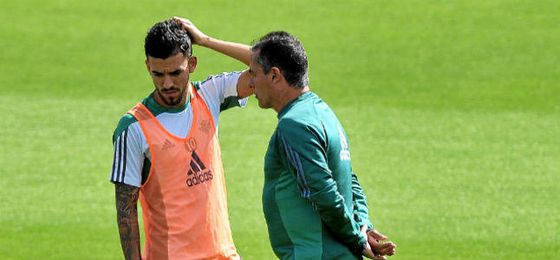 Ceballos charla con Alexis. Ceballos charla con Alexis.