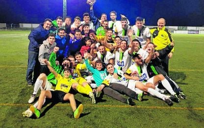 La plantilla y el cuerpo técnico coronileños celebran efusivamente la consecución del salto de categoría. La plantilla y el cuerpo técnico coronileños celebran efusivamente la consecución del salto de categoría.