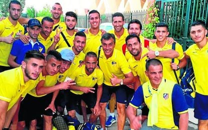 Nogués junto al resto de la plantilla del equipo argelino. Nogués junto al resto de la plantilla del equipo argelino.