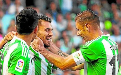 Joaquín y Dani Ceballos se abrazan tras el gol del utrerano. Joaquín y Dani Ceballos se abrazan tras el gol del utrerano.