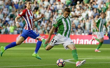 Joaquín dispara a puerta en el partido ante el Atlético. Joaquín dispara a puerta en el partido ante el Atlético.