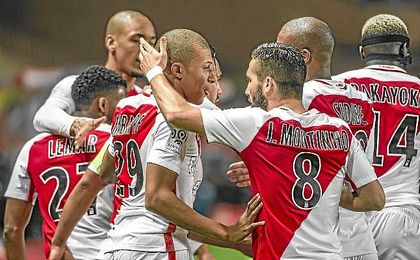 El Mónaco celebra uno de los cuatro goles que ha metido al Lille. El Mónaco celebra uno de los cuatro goles que ha metido al Lille.