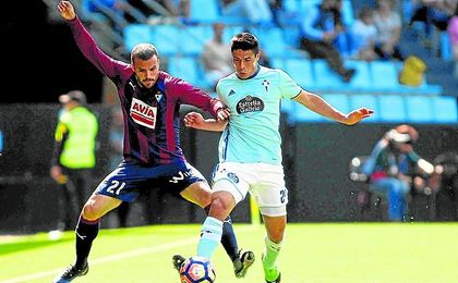 Facundo Roncaglia pugna por un balón con Pedro León. Facundo Roncaglia pugna por un balón con Pedro León.
