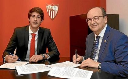 Carlos Fernández firma su nuevo contrato con José Castro. Carlos Fernández firma su nuevo contrato con José Castro.