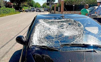 Así quedó la luna del coche tras el impacto. Así quedó la luna del coche tras el impacto.