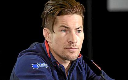 Nicky Hayden se debate entre la vida y la muerte. Nicky Hayden se debate entre la vida y la muerte.