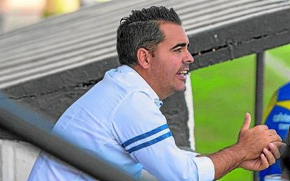 Salvador de la Cerda, en la presente temporada, en su etapa en el Nervión. Salvador de la Cerda, en la presente temporada, en su etapa en el Nervión.