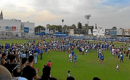 Imagen de la celebración del Écija sobre el césped del San Pablo. Imagen de la celebración del Écija sobre el césped del San Pablo.