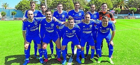 El UD San Fernando posa momentos antes del inicio de un encuentro liguero. El UD San Fernando posa momentos antes del inicio de un encuentro liguero.