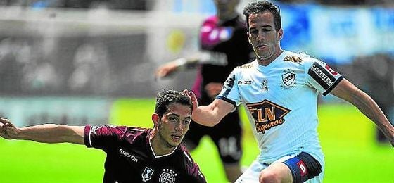 Iván Marcone se lanza al suelo para despejar un balón ante un rival esta campaña con Lanús. Iván Marcone se lanza al suelo para despejar un balón ante un rival esta campaña con Lanús.