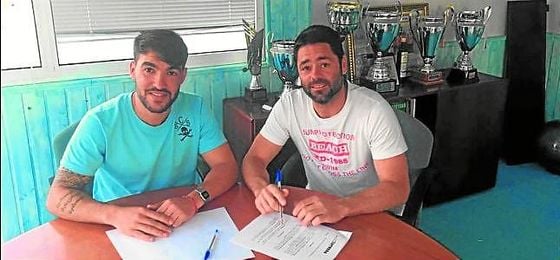 El director deportivo, Israel Bascón, junto con Juanjo Jiménez, incombustible a sus 34 años. El director deportivo, Israel Bascón, junto con Juanjo Jiménez, incombustible a sus 34 años.