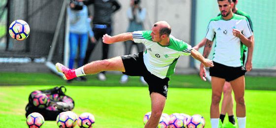 Roman Zozulia sólo disputó 150 minutos y seis partidos (uno como titular) en toda la 16/17. Roman Zozulia sólo disputó 150 minutos y seis partidos (uno como titular) en toda la 16/17.