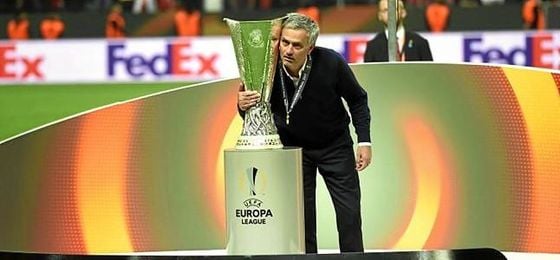 Mourinho, junto a la Europa League. Mourinho, junto a la Europa League.