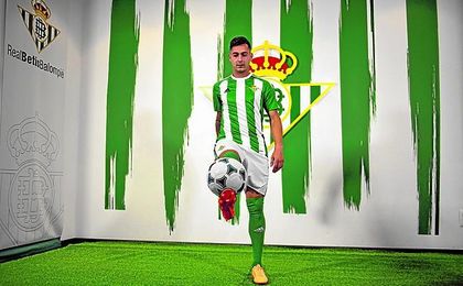 Sergio León le da toques a un balón el día de su presentación. Sergio León le da toques a un balón el día de su presentación.