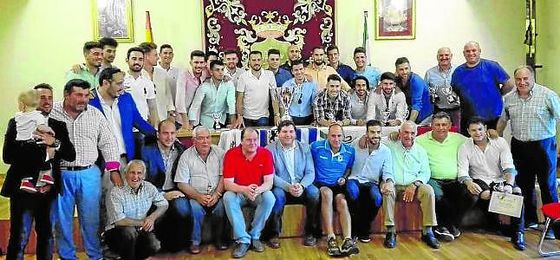 La plantilla del Villaverde, en su recepción en el Ayuntamiento. La plantilla del Villaverde, en su recepción en el Ayuntamiento.