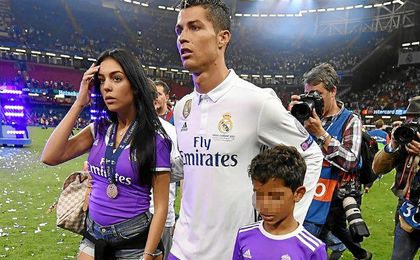 Ronaldo ha sido padre de gemelos, un niño y una niña, según prensa lusa Ronaldo ha sido padre de gemelos, un niño y una niña, según prensa lusa