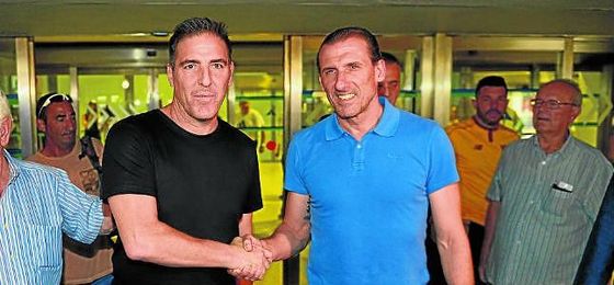 Óscar Arias recibió en el aeropuerto de Sevilla a ´Toto´ Berizzo. Óscar Arias recibió en el aeropuerto de Sevilla a ´Toto´ Berizzo.