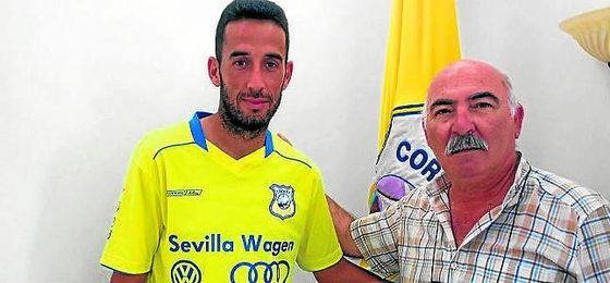 El mediocentro sevillano posa ayer con el presidente ribereño, Francisco González Peña. El mediocentro sevillano posa ayer con el presidente ribereño, Francisco González Peña.