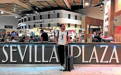 Chico colgó ayer esta foto en el aeropuerto de Sevilla. Chico colgó ayer esta foto en el aeropuerto de Sevilla.