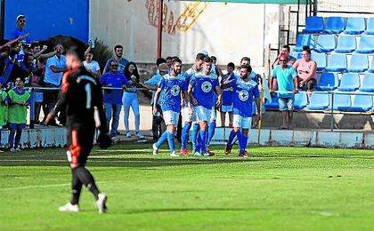 Como ocurrió contra el UD San Fernando, la comunión entre equipo y grada será fundamental; en la imagen, Núñez celebra su gol. Como ocurrió contra el UD San Fernando, la comunión entre equipo y grada será fundamental; en la imagen, Núñez celebra su gol.