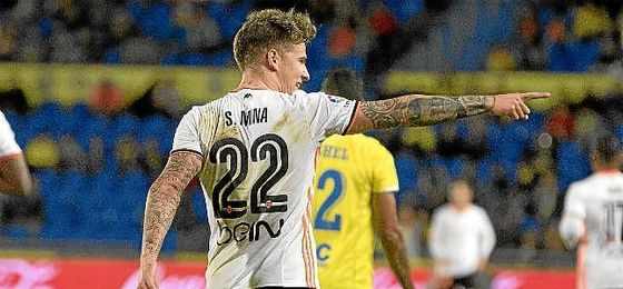 Santi Mina, en un partido de Liga con el Valencia. Santi Mina, en un partido de Liga con el Valencia.