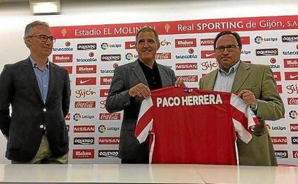 Torrecilla, junto a Paco Herrera en la presentación. Torrecilla, junto a Paco Herrera en la presentación.