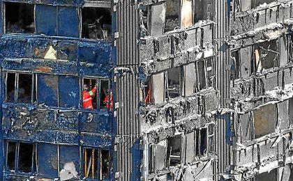 Imagen de los bomberos en los pisos incendiados de la Torre Grenfell. Imagen de los bomberos en los pisos incendiados de la Torre Grenfell.