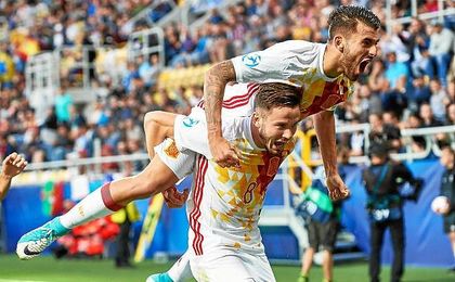 Ceballos celebra con Saúl el primer gol de España. Ceballos celebra con Saúl el primer gol de España.