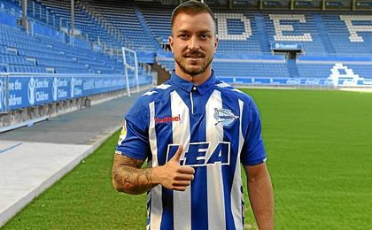 Héctor Hernández, en su presentación con el Alavés. Héctor Hernández, en su presentación con el Alavés.